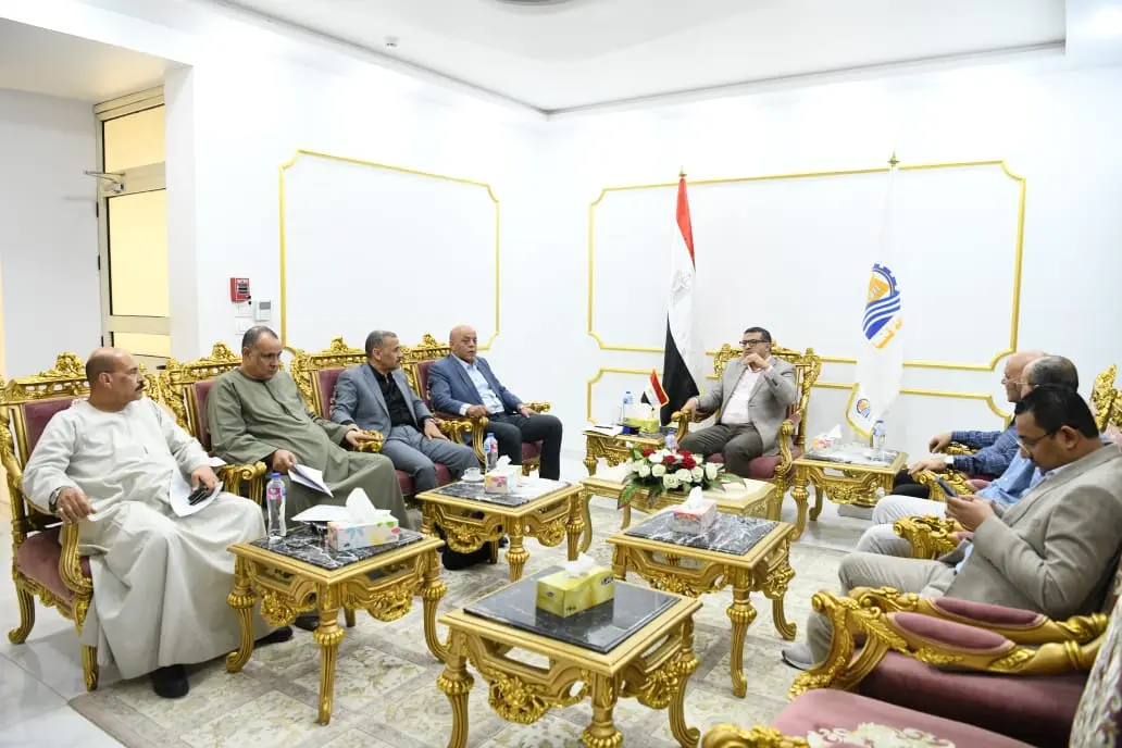 محافظ قنا يلتقي أعضاء مجلسي النواب والشيوخ لبحث مطالب المواطنين