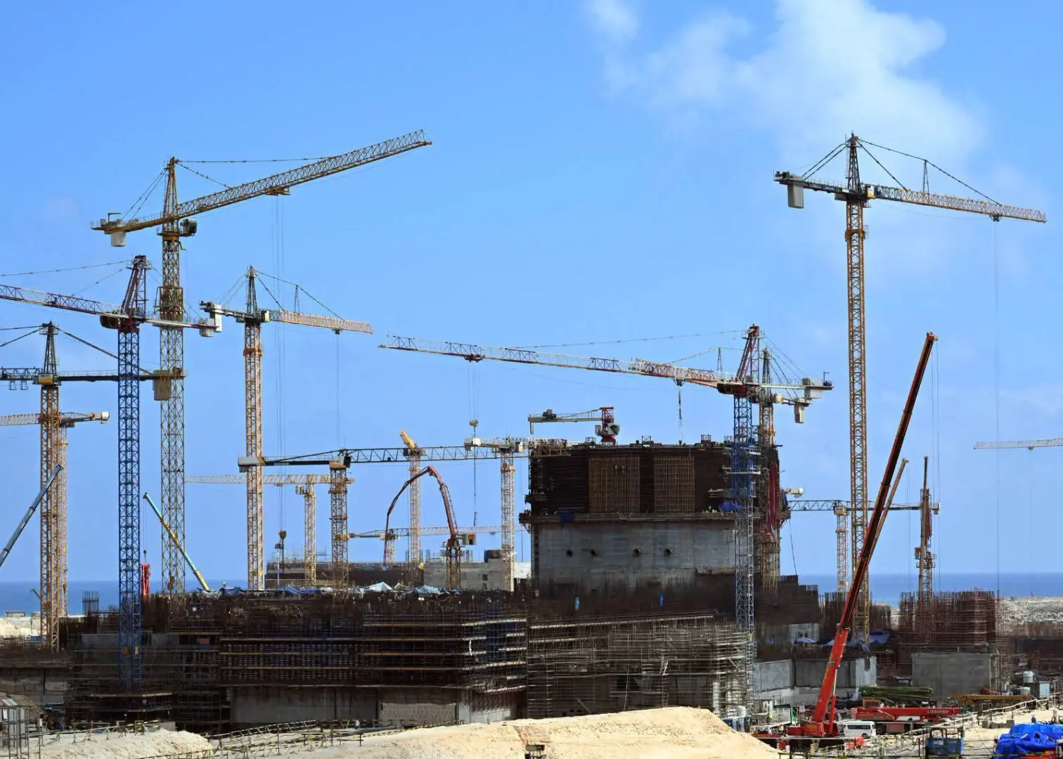 رئيس الوزراء يشهد تركيب وعاء ضغط المفاعل للوحدة النووية الثانية بالضبعة