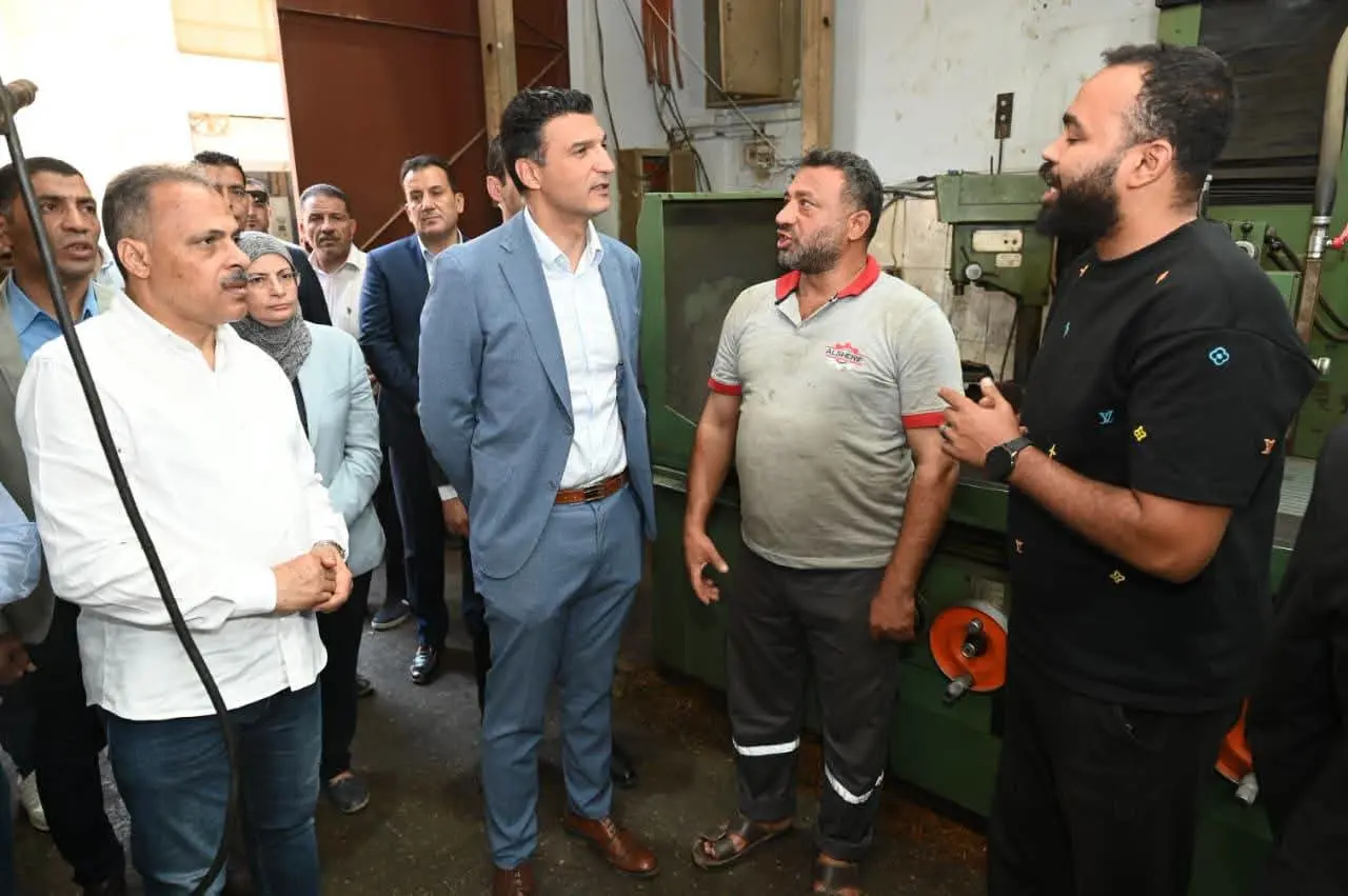 وزير الصناعة يتفقد 3 مصانع ومجمعًا للصناعات الصغيرة بالعاشر من رمضان