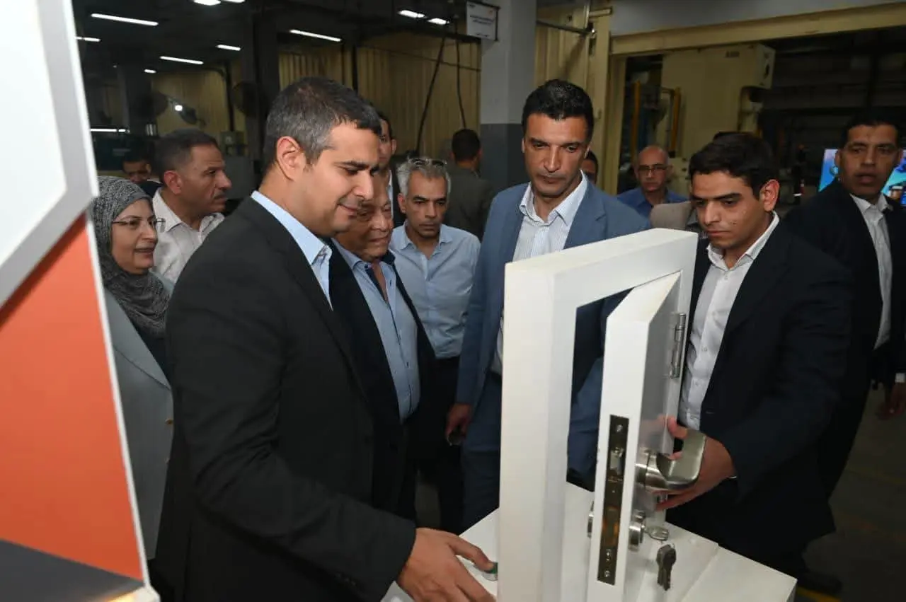 وزير الصناعة يتفقد 3 مصانع ومجمعًا للصناعات الصغيرة بالعاشر من رمضان