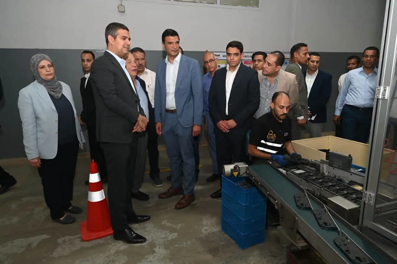 وزير الصناعة يتفقد 3 مصانع ومجمعًا للصناعات الصغيرة بالعاشر من رمضان