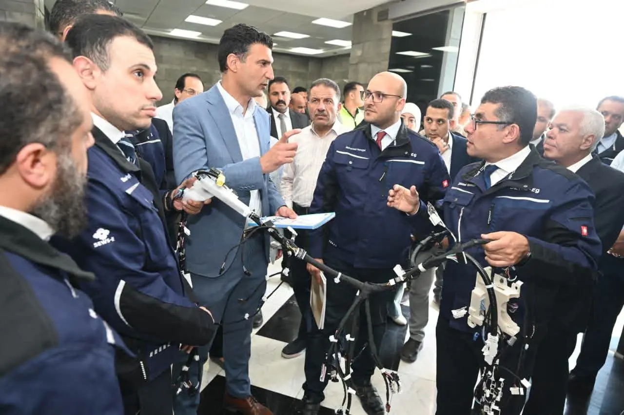 وزير الصناعة يتفقد 3 مصانع ومجمعًا للصناعات الصغيرة بالعاشر من رمضان