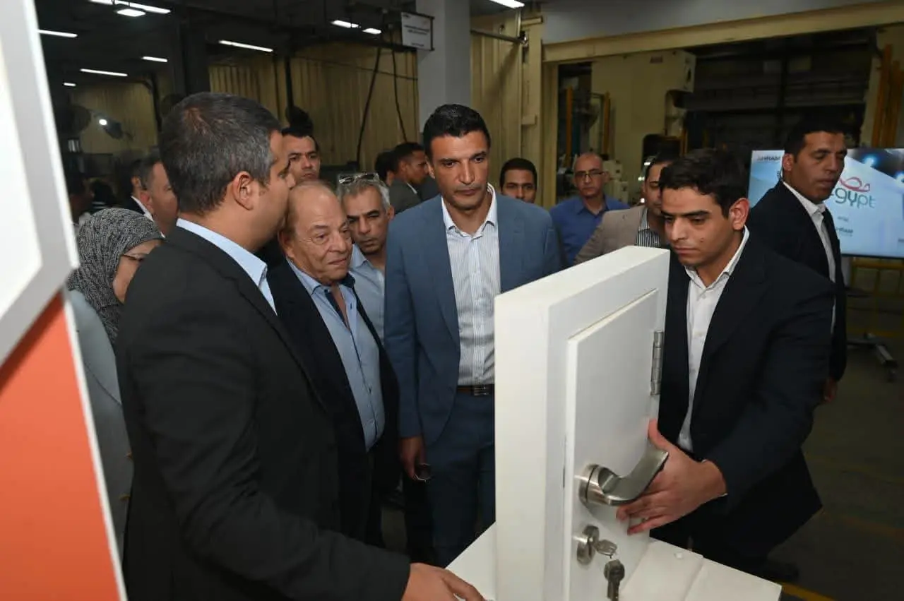 وزير الصناعة يتفقد 3 مصانع ومجمعًا للصناعات الصغيرة بالعاشر من رمضان