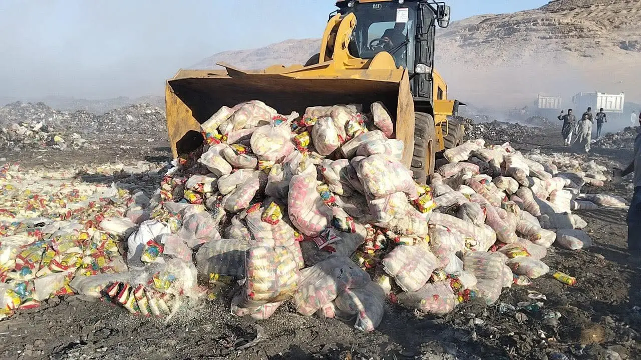 إعدام 39 طنًا من السلع الغذائية غير الصالحة للاستهلاك في سوهاج