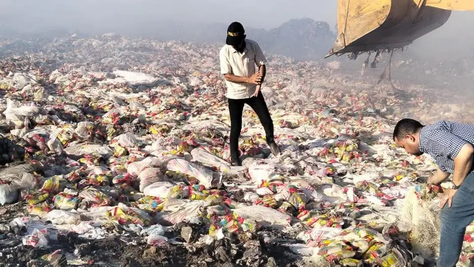 إعدام 39 طنًا من السلع الغذائية غير الصالحة للاستهلاك في سوهاج