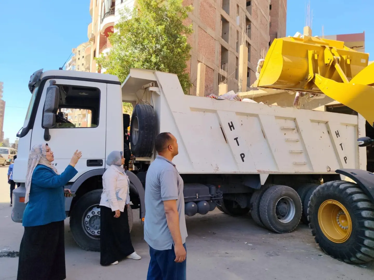 إعدام 39 طنًا من السلع الغذائية غير الصالحة للاستهلاك في سوهاج