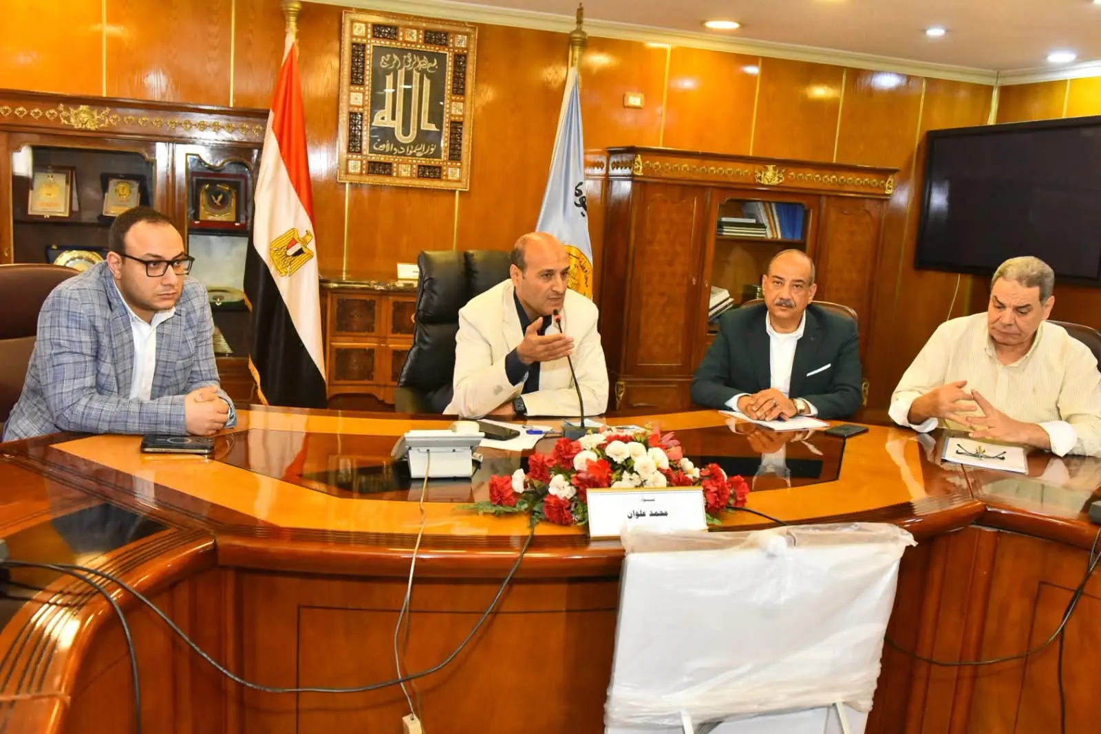 محافظ أسيوط يضع خطة العمل لرؤساء المراكز والأحياء