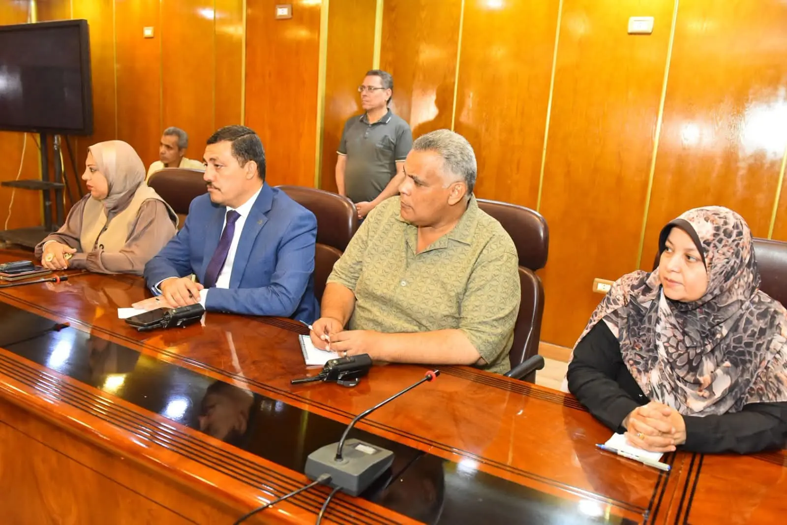 محافظ أسيوط يضع خطة العمل لرؤساء المراكز والأحياء