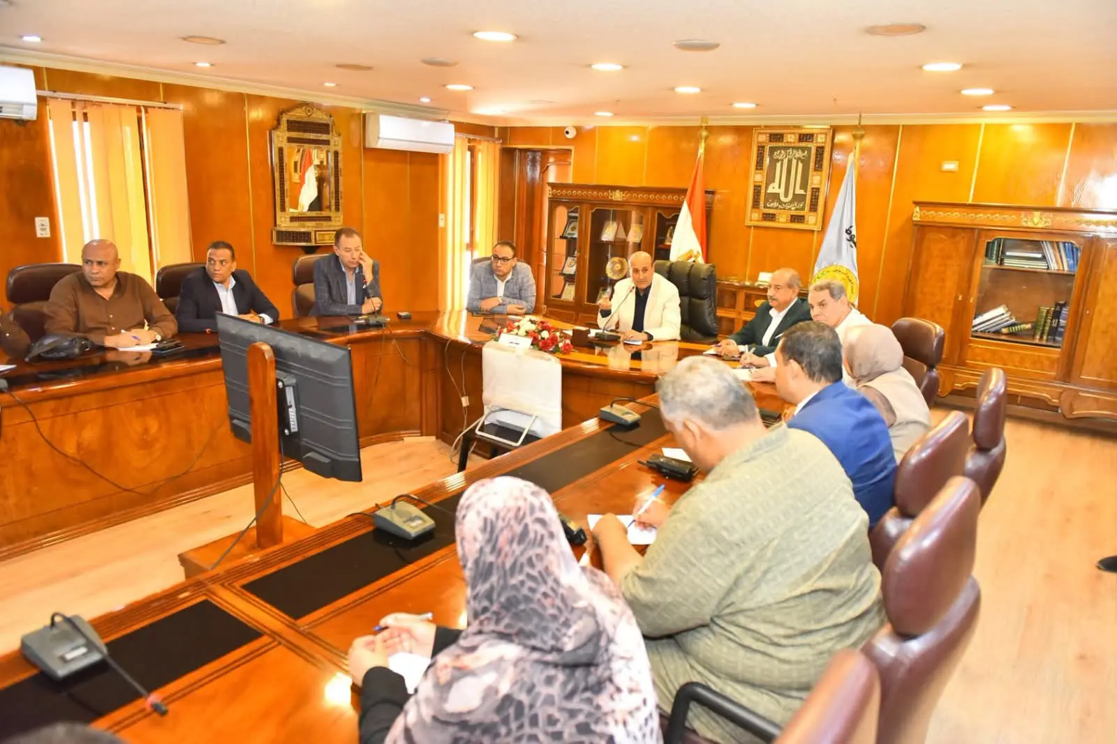 محافظ أسيوط يضع خطة العمل لرؤساء المراكز والأحياء