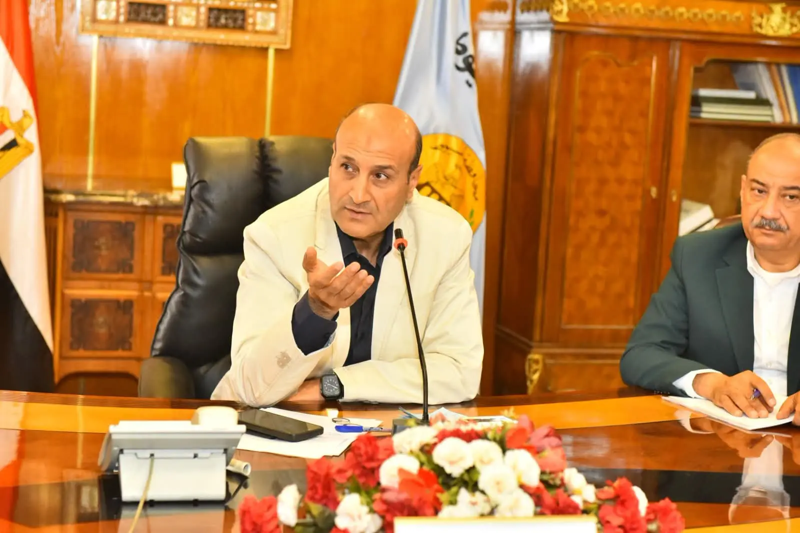 محافظ أسيوط يضع خطة العمل لرؤساء المراكز والأحياء