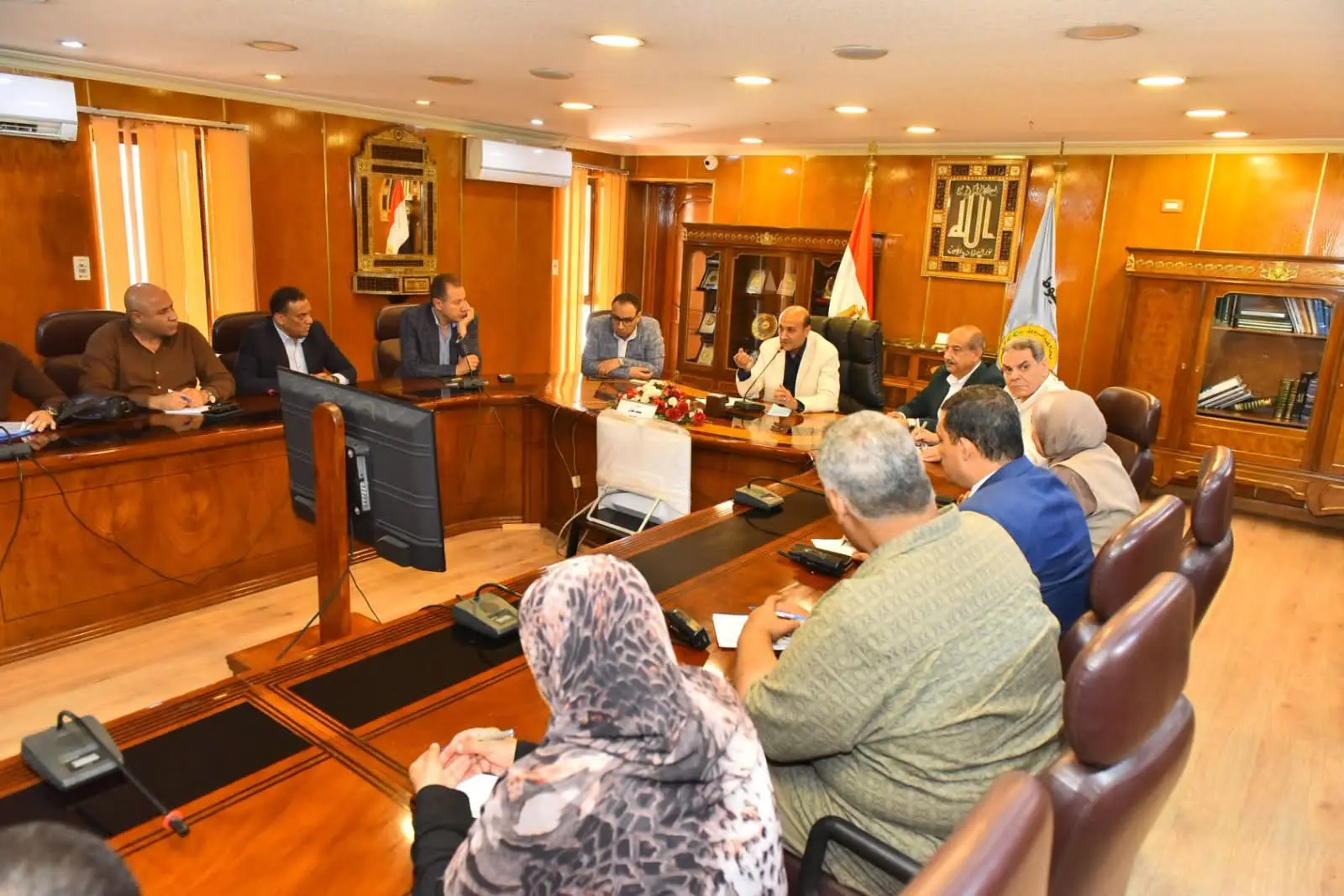 محافظ أسيوط يضع خطة العمل لرؤساء المراكز والأحياء