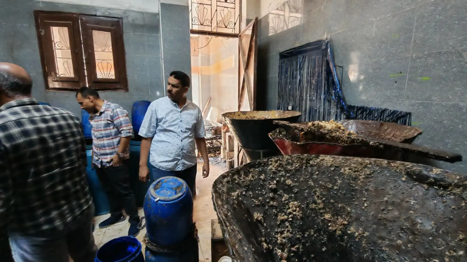 ضبط مخزن عسل غير مرخص في منفلوط يحتوي على سلع مجهولة المصدر