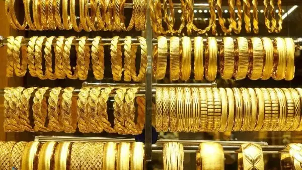 شهدت أسواق الصاغة المصرية اليوم الثلاثاء تراجعًا جديدًا ومفاجئًا في أسعار أعيرة الذهب بمختلف فئاتها، بالتزامن مع حالة من الترقب التي تسيطر على المستثمرين والمستهلكين لتحركات المعدن الأصفر على المستويين المحلي والعالمي عقب التطورات السياسية والاقتصادية الأخيرة.