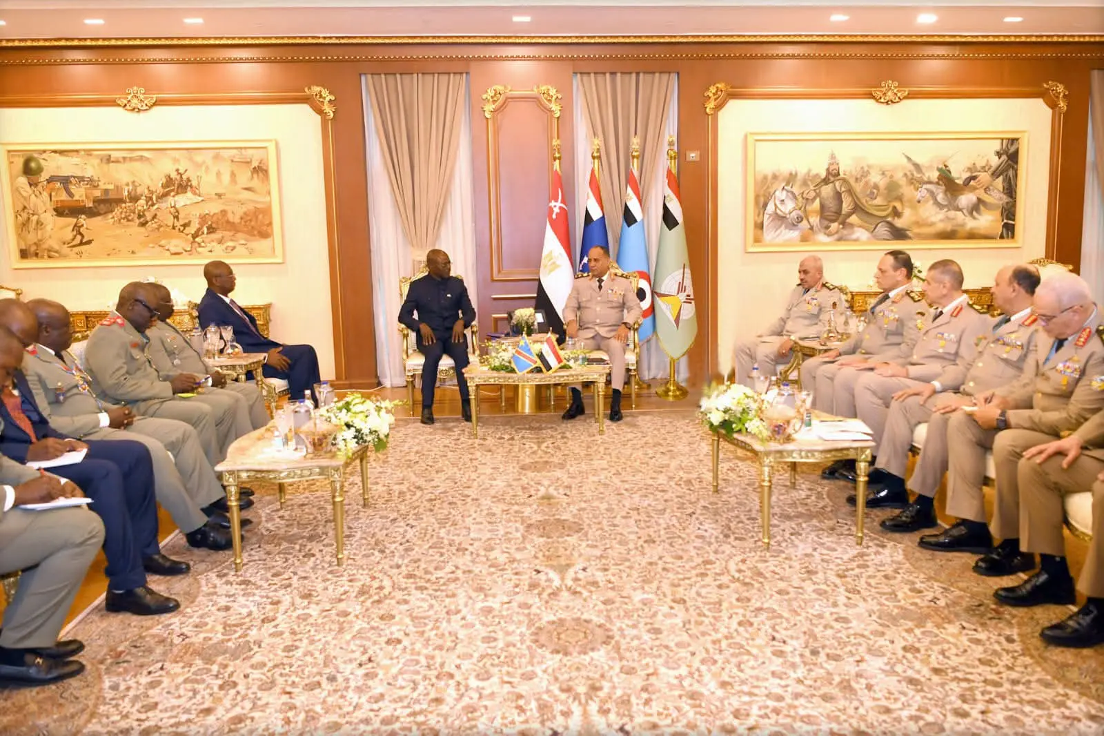 وزير الدفاع يبحث مع نظيره الكونغولي تعزيز التعاون العسكري والأمني