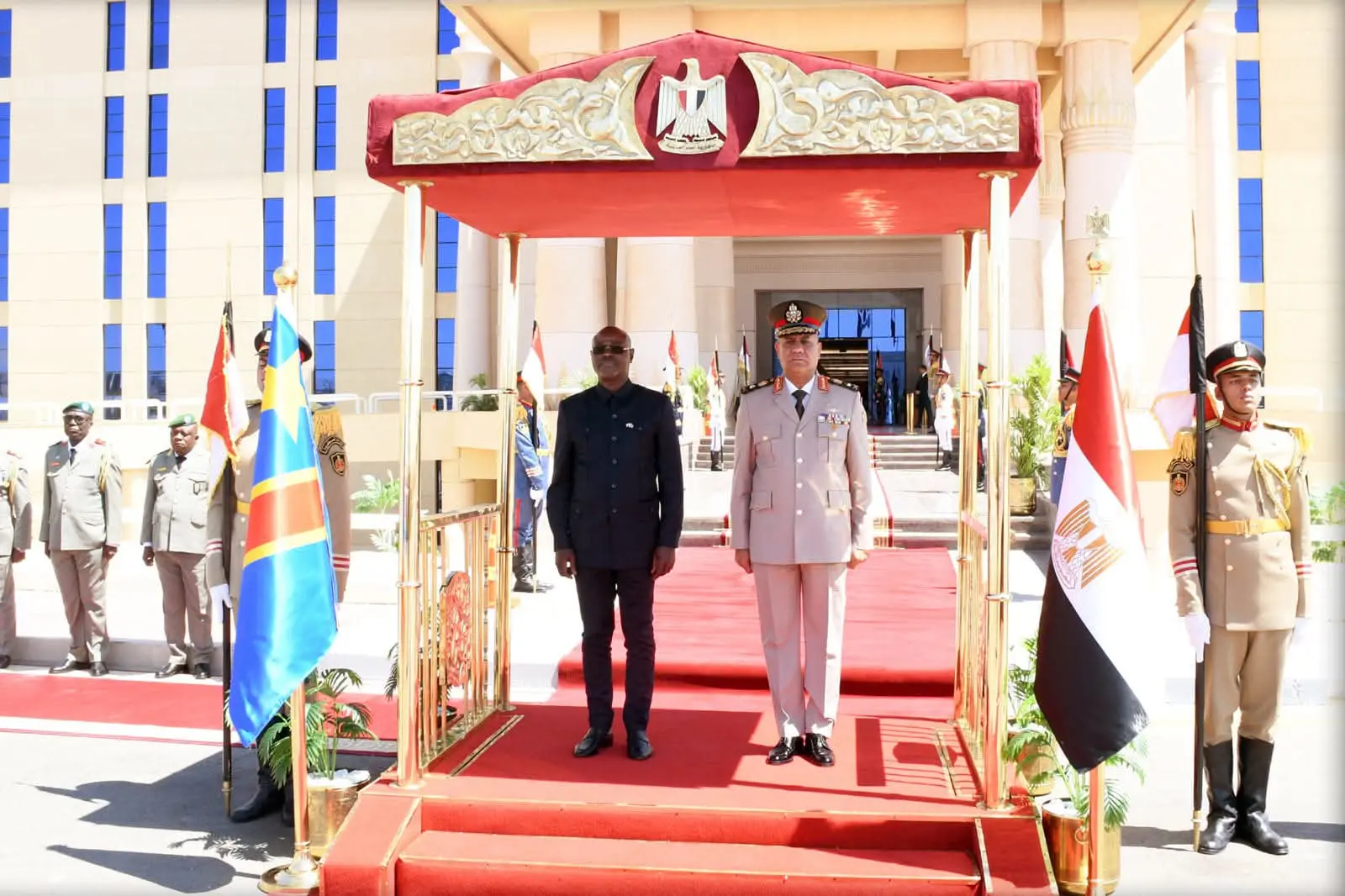 وزير الدفاع يبحث مع نظيره الكونغولي تعزيز التعاون العسكري والأمني