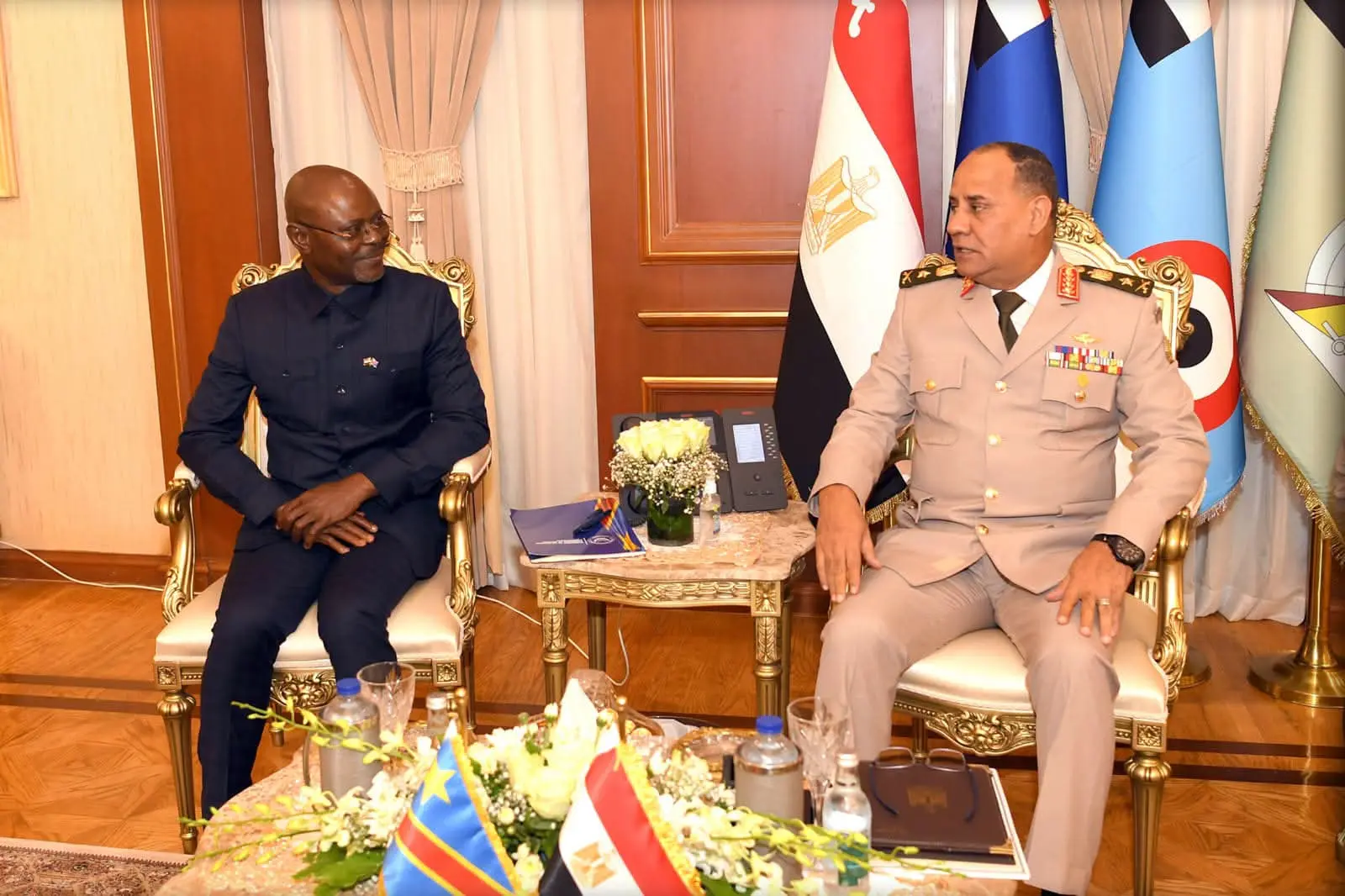 وزير الدفاع يبحث مع نظيره الكونغولي تعزيز التعاون العسكري والأمني