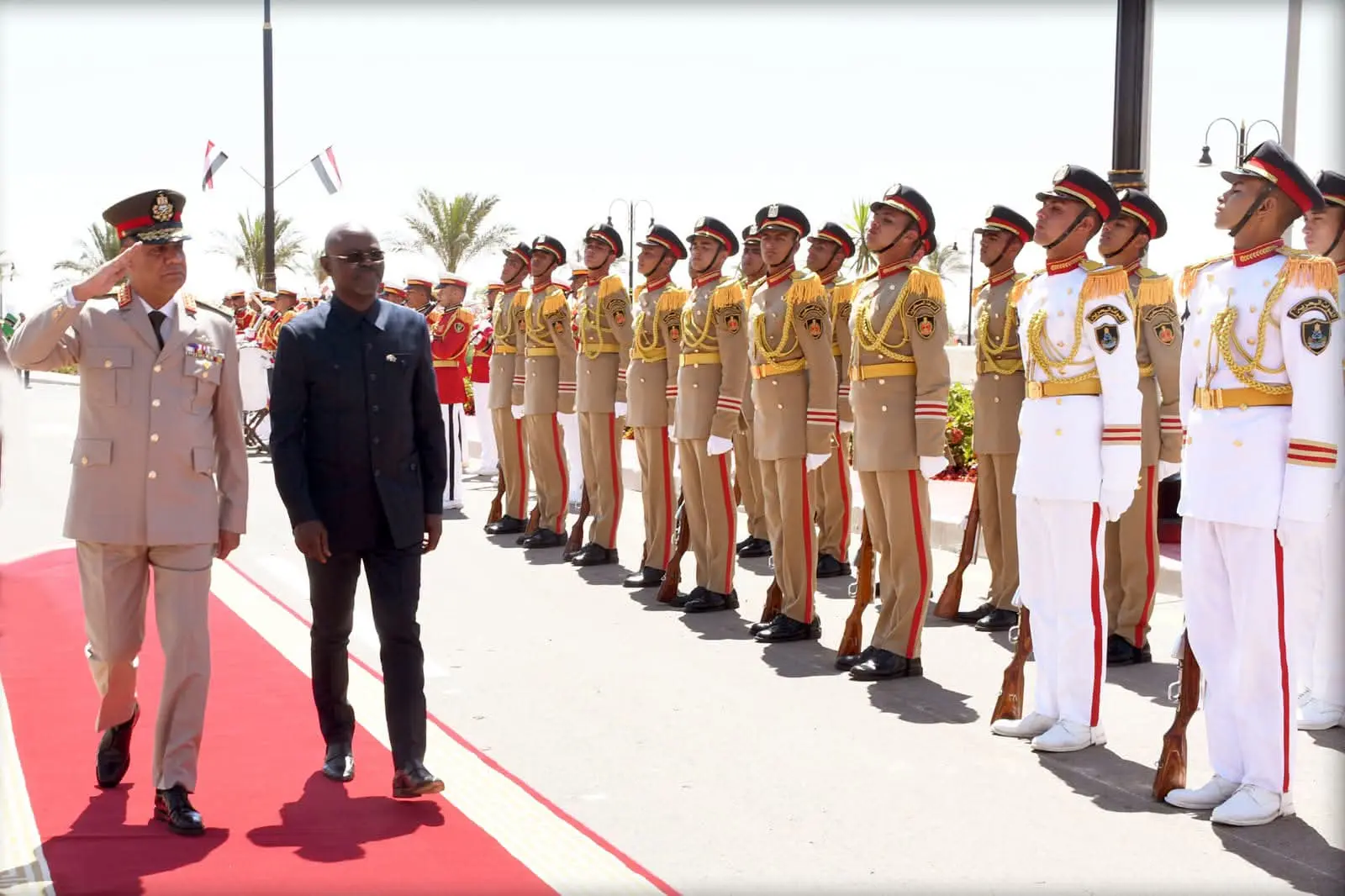 وزير الدفاع يبحث مع نظيره الكونغولي تعزيز التعاون العسكري والأمني