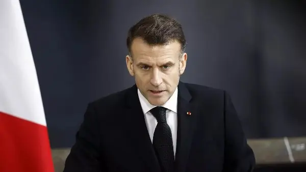 مع اقتراب صافرة انطلاق مواجهة الأرجنتين وإنجلترا في نصف نهائي كأس العالم 2026، والمقررة مساء اليوم في تمام العاشرة مساءً، لم يعد الحديث مقتصرًا على خطط المدربين أو نجوم المستطيل الأخضر، بل امتد إلى كواليس التحكيم والقرارات المثيرة للجدل التي ألقت بظلالها على البطولة منذ أدوارها الإقصائية الأولى. ففي الوقت الذي تستعد فيه الجماهير لمتابعة واحدة من أكثر مباريات المونديال ترقبًا، يجد الحكم الأمريكي من أصول مغربية إسماعيل الفتح نفسه في قلب عاصفة إعلامية، بعدما تحولت صافرة التحكيم إلى محور نقاش عالمي، في مشهد يعكس حجم الحساسية التي أصبحت تحيط بكأس العالم 2026. إسماعيل الفتح تحت المجهر جاء تعيين إسماعيل الفتح لإدارة مواجهة الأرجنتين وإنجلترا ليزيد من حدة الجدل الدائر حول التحكيم في البطولة. وسائل إعلام بريطانية وإسبانية سارعت إلى استعراض سجله مع قائد المنتخب الأرجنتيني ليونيل ميسي، مشيرة إلى أن النجم الأرجنتيني لم يتعرض لأي خسارة في المباريات التي أدارها الحكم الأمريكي. وتحدثت تقارير إعلامية عن أن ميسي حقق العلامة الكاملة تحت قيادة الفتح، وهو ما دفع بعض المنابر الرياضية إلى التساؤل حول تأثير هذا السجل على الحالة النفسية للفريقين قبل المواجهة المرتقبة. أزمة بالوجون تشعل البطولة ولم تكن قضية إسماعيل الفتح الحدث الوحيد الذي أشعل الأجواء قبل نصف النهائي، إذ أثارت أزمة المهاجم الأمريكي فولارين بالوجون موجة جديدة من الانتقادات، بعدما تداولت تقارير تفيد بأن الرئيس الأمريكي دونالد ترامب طالب بمراجعة البطاقة الحمراء التي تعرض لها اللاعب. وبعد مراجعة القرار، سُمح لبالوجون بالمشاركة مجددًا، الأمر الذي فتح الباب أمام تساؤلات واسعة حول حدود التدخلات المحتملة في القرارات الرياضية، رغم عدم وجود ما يثبت رسميًا حدوث أي تأثير مباشر على لجان الانضباط التابعة للاتحاد الدولي لكرة القدم.
