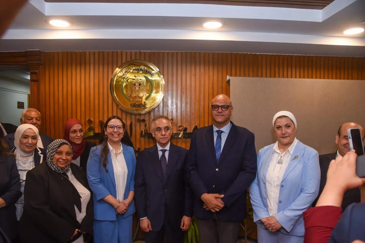 افتتح المهندس / ايمن عطية، محافظ الإسكندرية، برفقة المستشار محمود حلمي الشريف، وزير العدل، اليوم المحكمة النموذجية الصديقة للطفل وفقًا للمعايير الدولية بالطابق السادس داخل محكمة شرق الإسكندرية الابتدائية، وذلك في إطار توجه الدولة المصرية نحو تطوير منظومة العدالة، وتعزيز حماية حقوق الطفل، وتوفير بيئة قضائية تراعي احتياجاته النفسية والاجتماعية، بما يتوافق مع أفضل الممارسات والمعايير الدولية