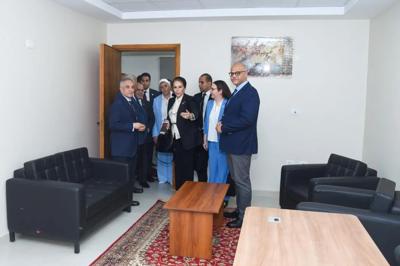 افتتح المهندس / ايمن عطية، محافظ الإسكندرية، برفقة المستشار محمود حلمي الشريف، وزير العدل، اليوم المحكمة النموذجية الصديقة للطفل وفقًا للمعايير الدولية بالطابق السادس داخل محكمة شرق الإسكندرية الابتدائية، وذلك في إطار توجه الدولة المصرية نحو تطوير منظومة العدالة، وتعزيز حماية حقوق الطفل، وتوفير بيئة قضائية تراعي احتياجاته النفسية والاجتماعية، بما يتوافق مع أفضل الممارسات والمعايير الدولية