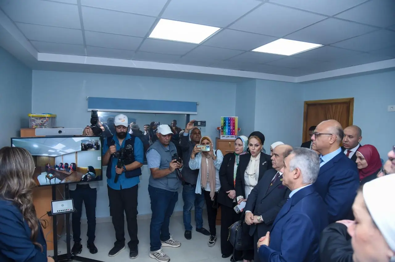 افتتح المهندس / ايمن عطية، محافظ الإسكندرية، برفقة المستشار محمود حلمي الشريف، وزير العدل، اليوم المحكمة النموذجية الصديقة للطفل وفقًا للمعايير الدولية بالطابق السادس داخل محكمة شرق الإسكندرية الابتدائية، وذلك في إطار توجه الدولة المصرية نحو تطوير منظومة العدالة، وتعزيز حماية حقوق الطفل، وتوفير بيئة قضائية تراعي احتياجاته النفسية والاجتماعية، بما يتوافق مع أفضل الممارسات والمعايير الدولية