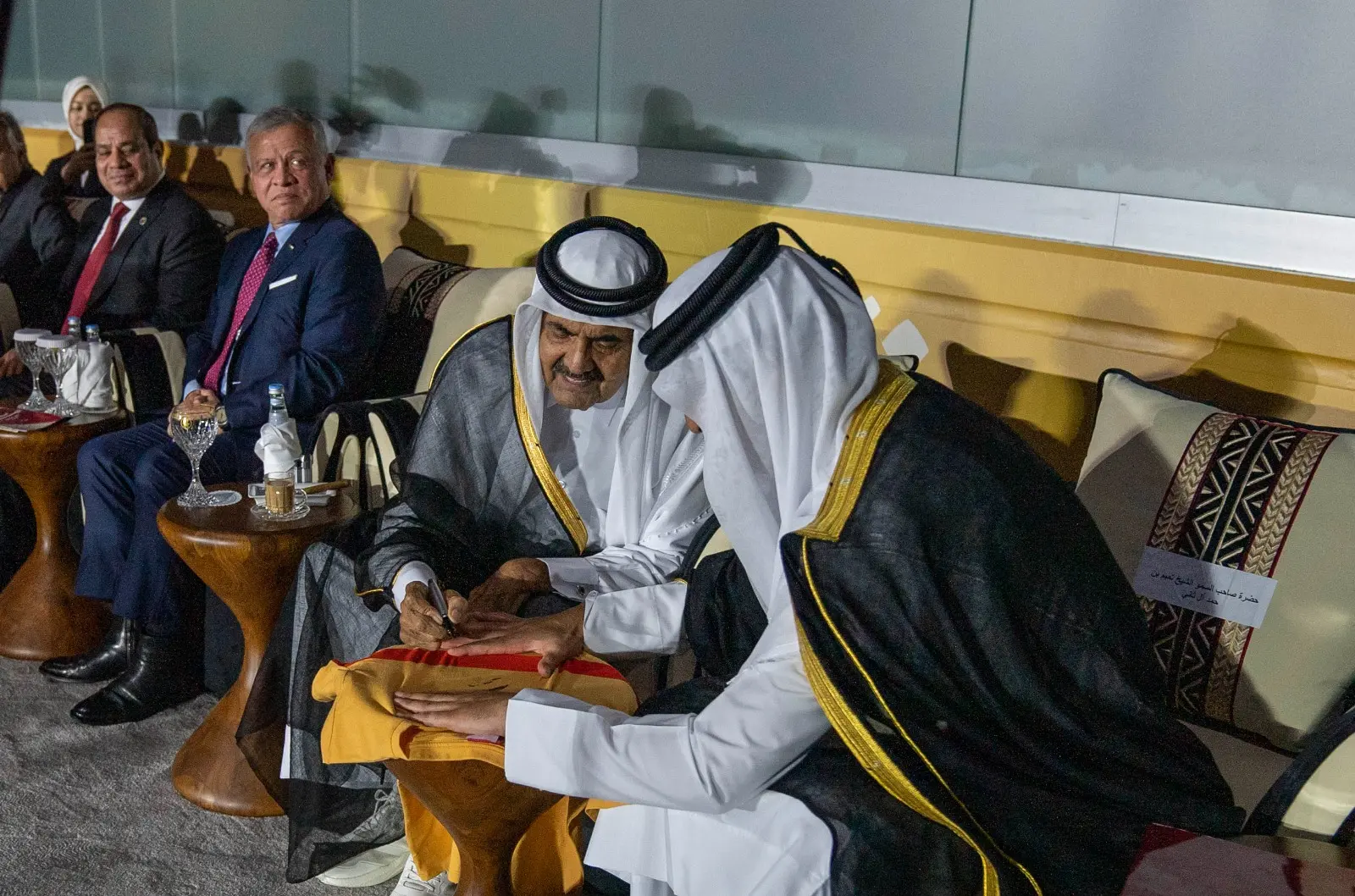 الشيخ حمد بن خليفة آل ثاني.. باني نهضة قطر الحديثة