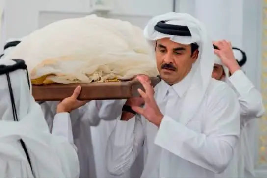 أمير قطر يؤدي صلاة الجنازة على الأمير الوالد الشيخ حمد بن خليفة بمسجد الإمام محمد بن عبدالوهاب