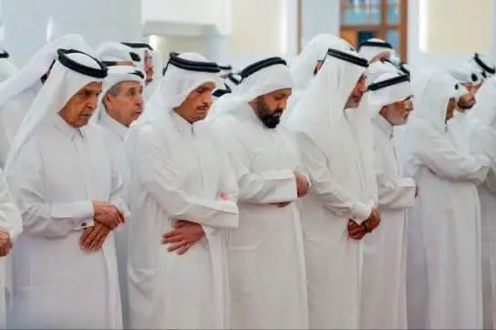 أمير قطر يؤدي صلاة الجنازة على الأمير الوالد الشيخ حمد بن خليفة بمسجد الإمام محمد بن عبدالوهاب