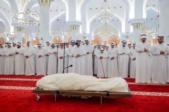 أمير قطر يؤدي صلاة الجنازة على الأمير الوالد الشيخ حمد بن خليفة بمسجد الإمام محمد بن عبدالوهاب