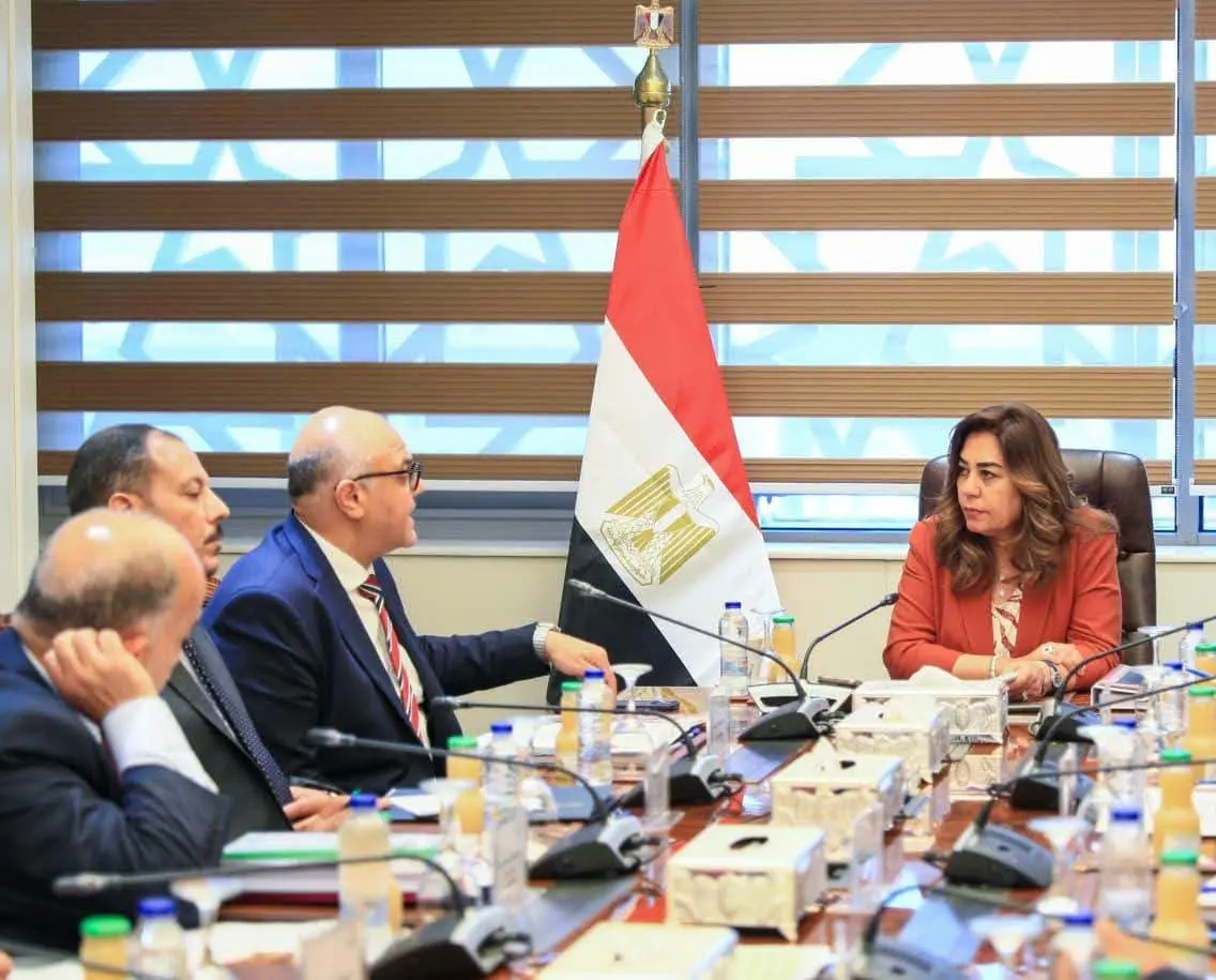وزيرة التنمية المحلية تمنح «نهضة مصر» مهلة حتى نهاية يوليو لتحسين نظافة الإسكندرية