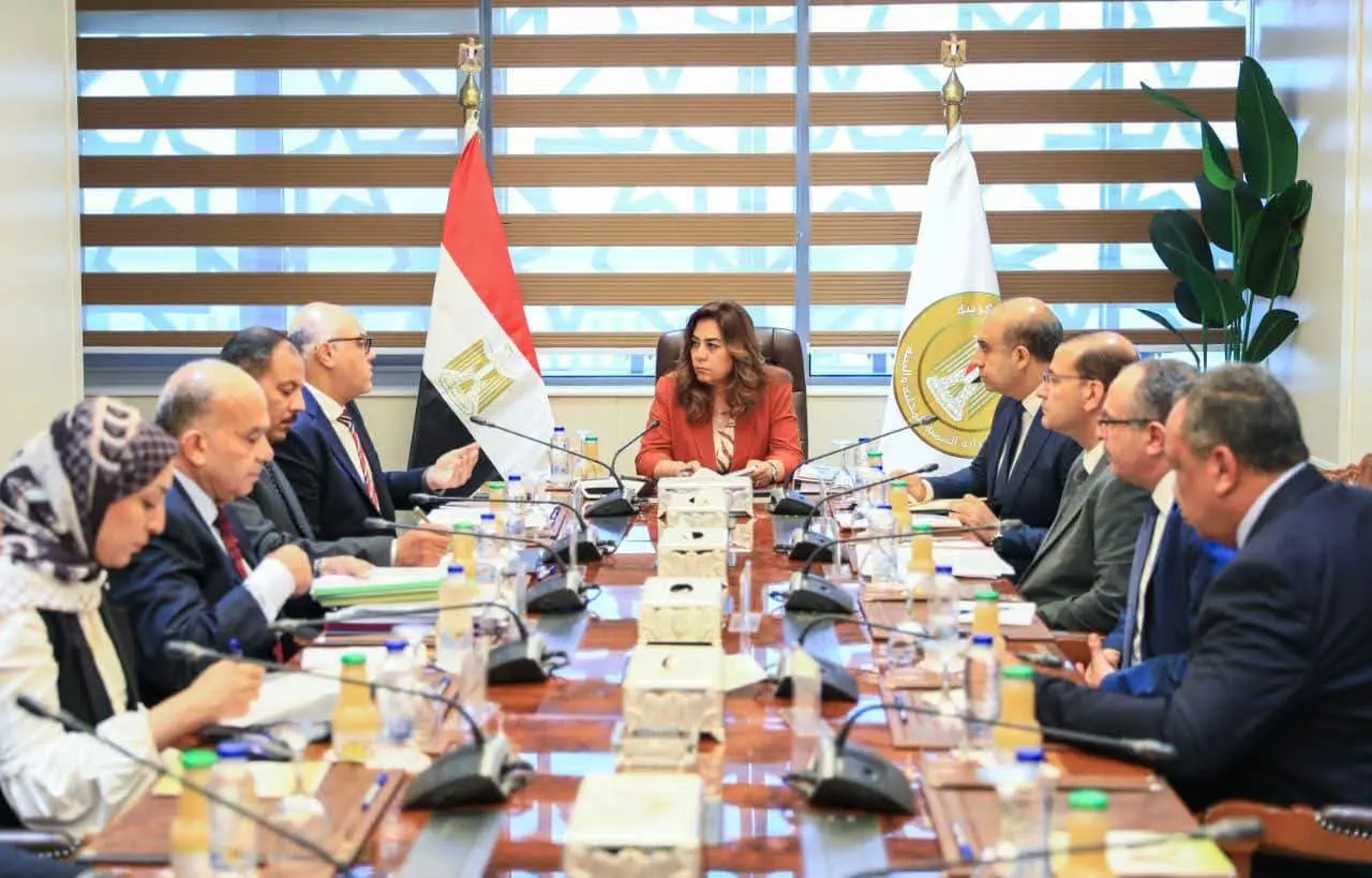 وزيرة التنمية المحلية تمنح «نهضة مصر» مهلة حتى نهاية يوليو لتحسين نظافة الإسكندرية