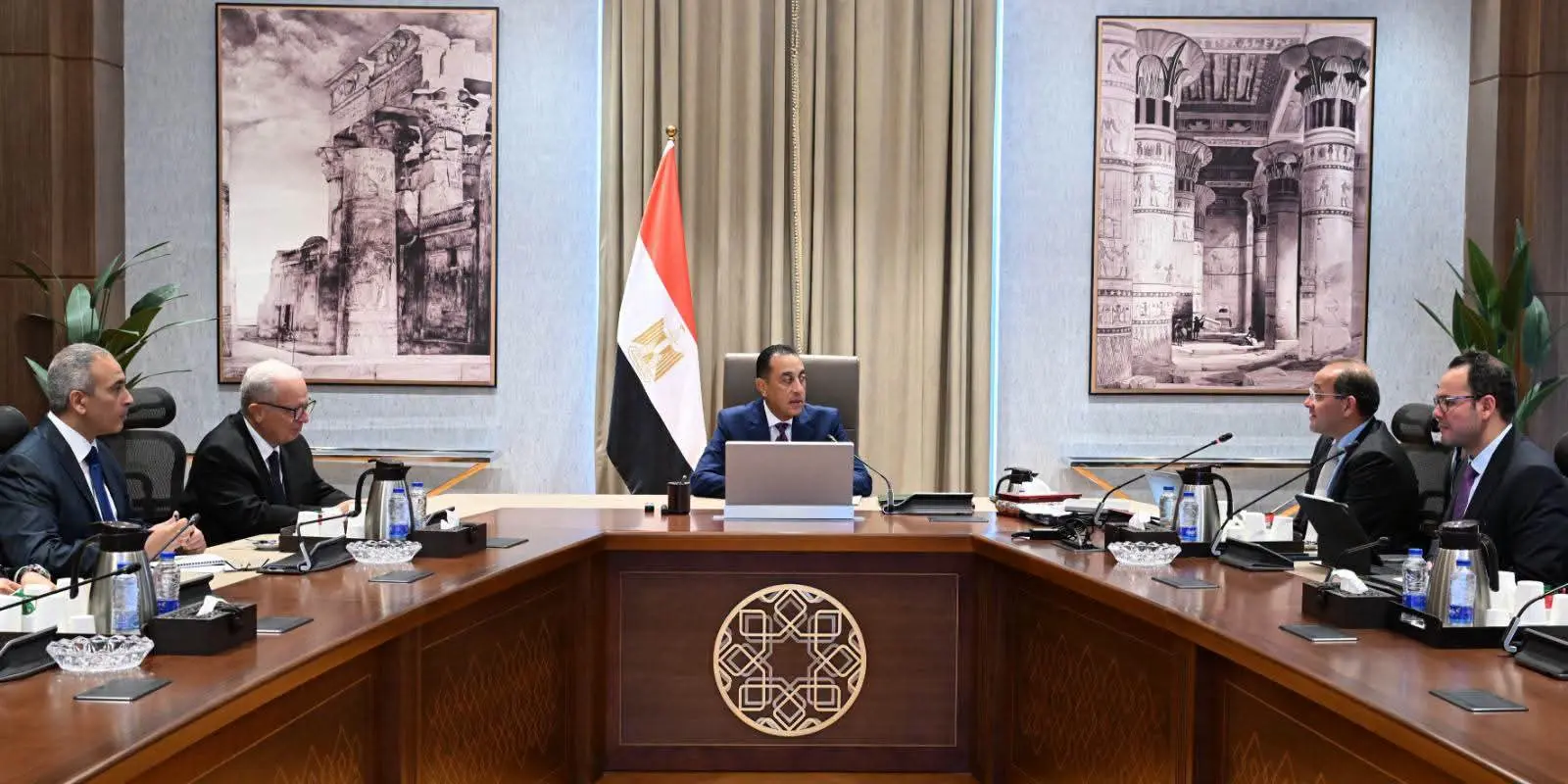 رئيس الوزراء يستعرض الحزمة الثانية من التسهيلات الضريبية