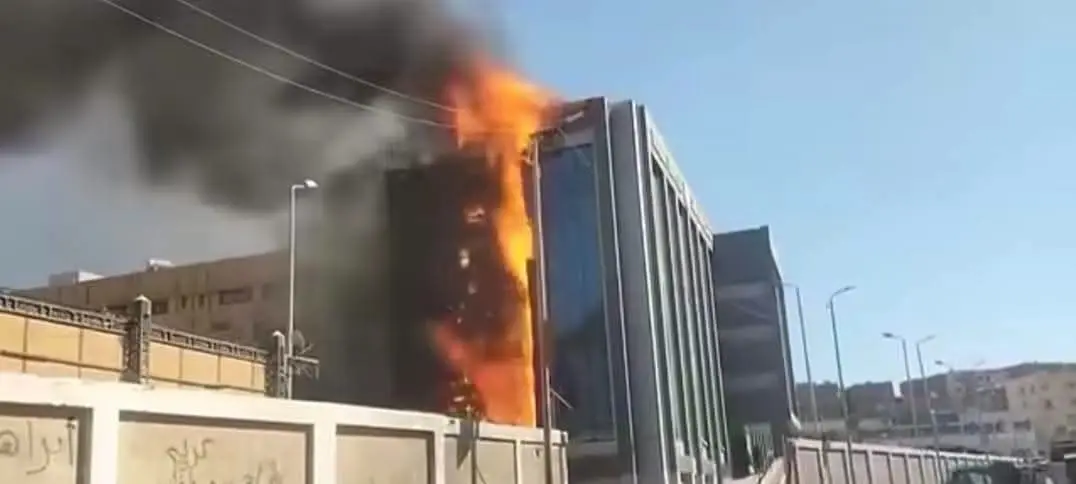 حريق أعلى سطح مستشفى الجراحة بأسوان.. ونقل المرضى احترازيًا دون إصابات