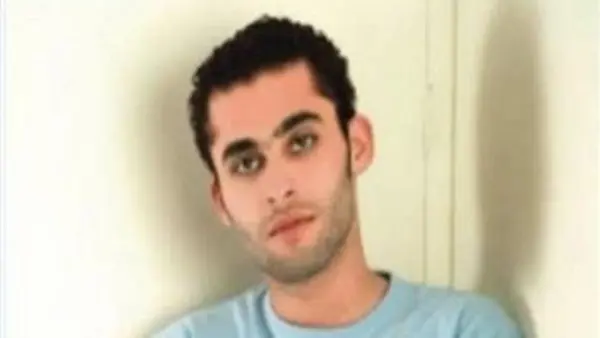 توفي الفنان أحمد جلال عبد القوي، منذ قليل، بعد فترة من معاناته مع مرض السرطان، وذلك عقب إعلانه مؤخرًا إصابته بالمرض. وأعلن الفنان عصام السقا خبر الوفاة عبر حسابه الرسمي على منصة "إكس"، حيث كتب: “وفاة الفنان أحمد جلال عبد القوي.. الله يرحمه ويغفر له ويسكنه فسيح جناته يا رب العالمين.” وكان أحمد جلال عبد القوي قد كشف في وقت سابق عن إصابته بمرض السرطان، طالبًا من جمهوره الدعاء له، قبل أن يرحل اليوم، وسط حالة من الحزن بين زملائه ومُحبيه. ومن المتوقع أن يتم الإعلان عن موعد تشييع الجثمان وتلقي العزاء خلال الساعات المقبلة. الساعات الأخيرة في حياة أحمد جلال عبد القوي تدهورت الحالة الصحية للفنان أحمد جلال عبد القوي بشكل كبير خلال الساعات الأخيرة من حياته، بعد صراع مع مرض السرطان، حيث كان يتلقى العلاج داخل أحد المستشفيات، قبل أن يفارق الحياة اليوم عن عمر ناهز 42 عامًا. وقبل وفاته بساعات، دخل الفنان الراحل في مرحلة صحية حرجة، فيما طالبت أسرته الجميع بالدعاء له، قبل أن يعلن عن رحيله، وسط حالة من الحزن سيطرت على أسرته وأصدقائه ومحبيه. وتتواجد أسرة الفنان حاليًا بالمستشفى لإنهاء إجراءات استخراج تصريح الدفن، تمهيدًا لتشييع جثمانه، على أن يتم الإعلان خلال الساعات المقبلة عن موعد ومكان صلاة الجنازة وتلقي العزاء. وكان الفنان الراحل قد أعلن خلال الفترة الماضية إصابته بمرض السرطان، مطالبًا جمهوره بالدعاء له، وهو ما أثار تعاطفًا واسعًا عبر مواقع التواصل الاجتماعي. توفي الفنان أحمد جلال عبد القوي، منذ قليل، بعد فترة من معاناته مع مرض السرطان، وذلك عقب إعلانه مؤخرًا إصابته بالمرض توفي الفنان أحمد جلال عبد القوي، منذ قليل، بعد فترة من معاناته مع مرض السرطان، وذلك عقب إعلانه مؤخرًا إصابته بالمرض رسالة مؤثرة للراحل أحمد جلال عبد القوي وقبل ساعات قليلة من وفاته، نشر أحمد جلال عبد القوي رسالة مؤثرة عبر حسابه على "فيس بوك"، اعتبرها كثيرون بمثابة كلمات الوداع الأخيرة، إذ كتب: "الوقت عامل مهم في كل الأحوال... المهم غيروا السيرة." وهو المنشور الذي أعاد متابعوه تداوله عقب إعلان وفاته. وأعلن شقيق الفنان الراحل خبر الوفاة عبر حسابه على "فيس بوك"، فيما نعاه الفنان عصام السقا عبر حسابه الرسمي على منصة "إكس"، قائلًا: “وفاة الفنان أحمد جلال عبد القوي.. الله يرحمه ويغفر له ويسكنه فسيح جناته يا رب العالمين.” ورحل أحمد جلال عبد القوي بعد رحلة مع مرض السرطان، تاركًا حالة من الحزن بين أفراد الوسط الفني وجمهوره، في انتظار إعلان أسرته تفاصيل تشييع الجثمان ومراسم العزاء خلال الساعات المقبلة. وكتب أحمد جلال عبد القوي عبر حسابه: "الحمد لله، اللهم إني راضٍ بقضائك وشاكر نعمتك، اللهم لا اعتراض" كما وجه الشكر لكل من تواصل معه للاطمئنان على حالته، مؤكداً أن الأزمة كشفت له حجم محبة الناس ودعمهم، وقال: "كل حد اتصل واطمن عليه احب اقولوا شكرا.. ومن فضل وكرم ربنا عليه أن ده يحصل علشان اشوف كل حب الناس ده ليه"، وكانت آخر رسائله عبر حسابه بفيسبوك قبل أيام قليلة من نقله إلى المستشفى وكتب بها: "مسألة وقت"، وهي الرسائل التي عاد إليها الجمهور بعد الإعلان وفاته عن عمر يناهز 42 عاما. وكشف أحمد جلال عبد القوي العديد من الأسرار المؤثرة عن حياته في آخر لقاء إعلامي له في برنامج "كلام الناس"، وقال إن مسيرته تأثرت ولم يستطع تحقيق الاستمرارية بسبب العديد من الظروف والأحداث، ومنها تعرضه لأزمة صحية وخضوعه لعملية جراحية دقيقة للغاية في العمود الفقري، والتي كادت أن تتسبب في إصابته بالشلل، وبسبب تناوله لمسكنات ألم قوية، عانى من إدمان الأدوية والمسكنات لمدة 4 سنوات، ودخل مصحة علاجية بعد ذلك من أجل التعافي والعودة، وكشف عدة أسرار أخرى ومنها انفصاله عن خطيبته في تلك الفترة الصعبة من حياته، بالإضافة إلى مقاطعته الزواج.