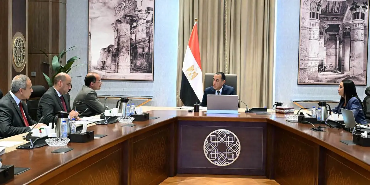 تنفيذًا لتكليفات الرئيس.. مدبولي يبحث حوافز جديدة للعمالة غير المنتظمة وأصحاب المهن الحرة