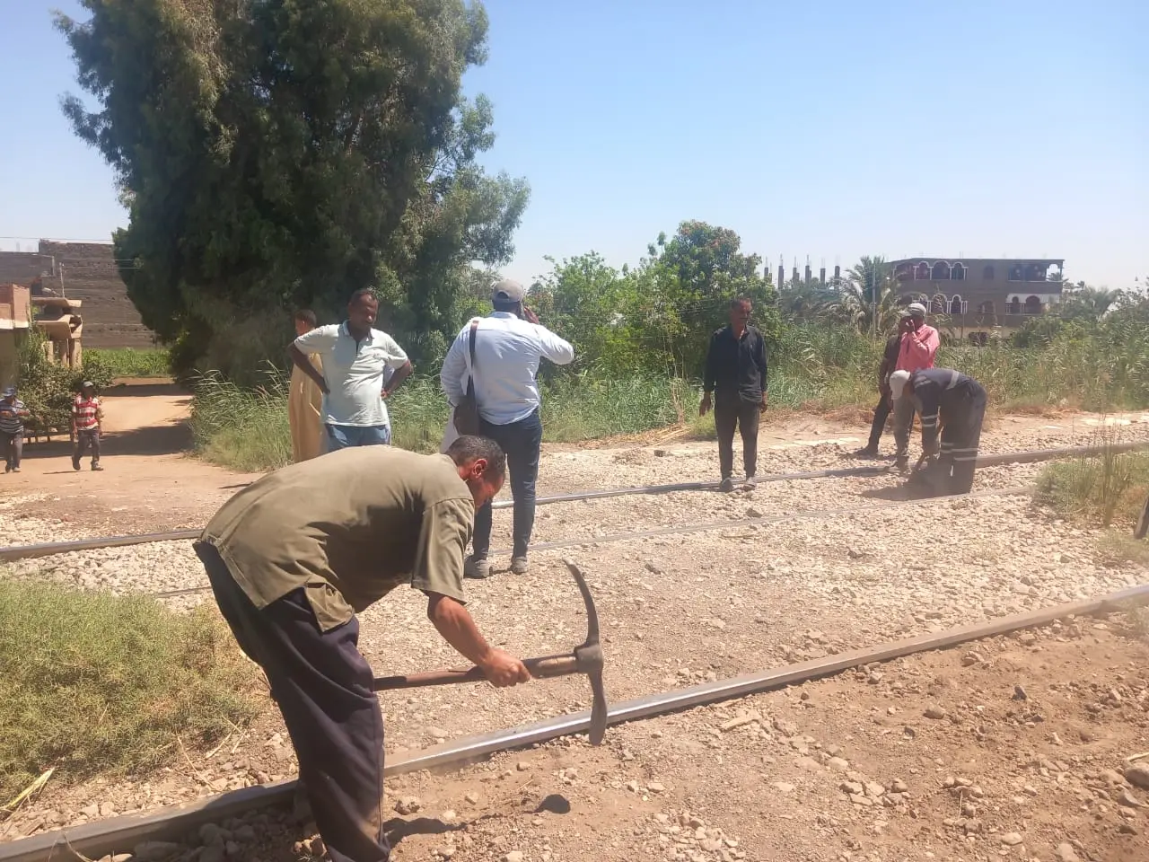 غلق 20 معبرًا غير قانوني على شريط السكك الحديدية بدشنا لحماية المواطنين