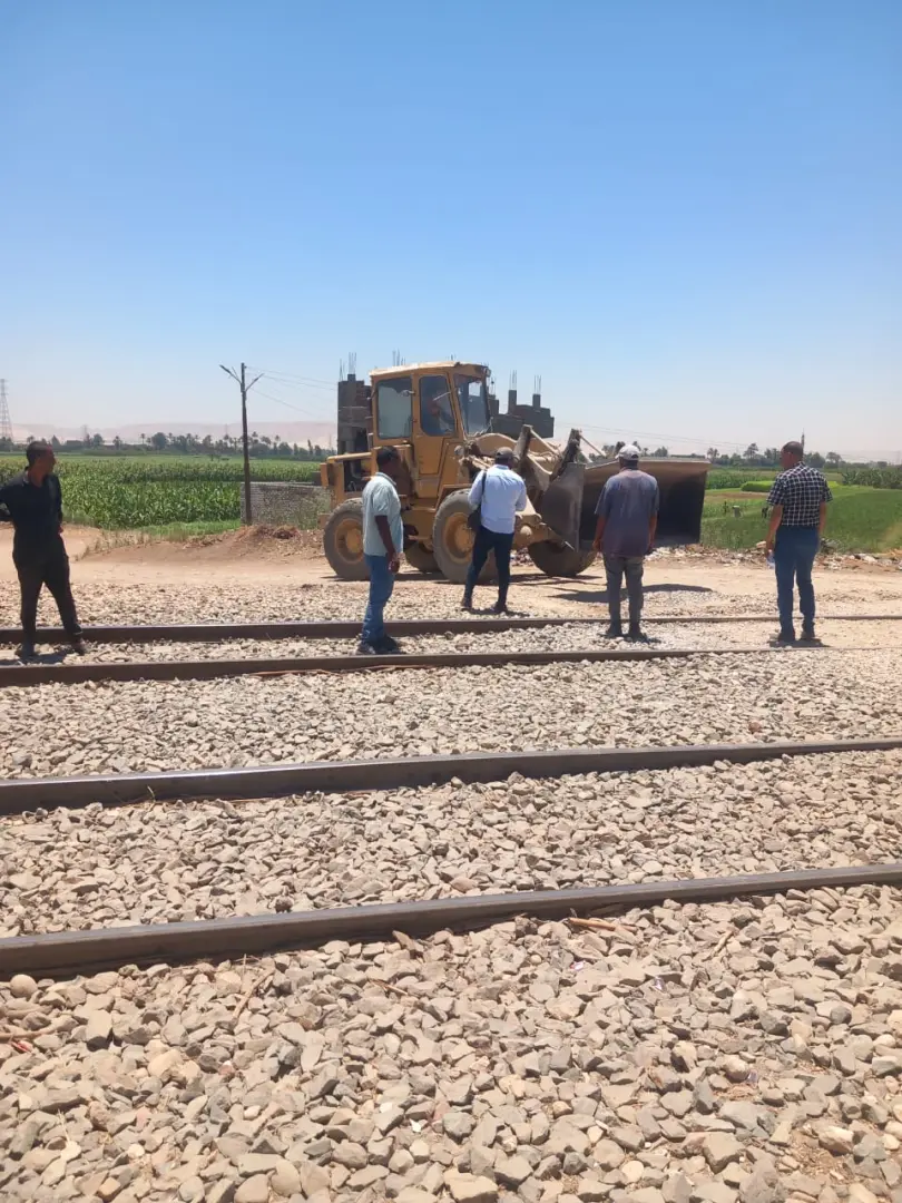 غلق 20 معبرًا غير قانوني على شريط السكك الحديدية بدشنا لحماية المواطنين