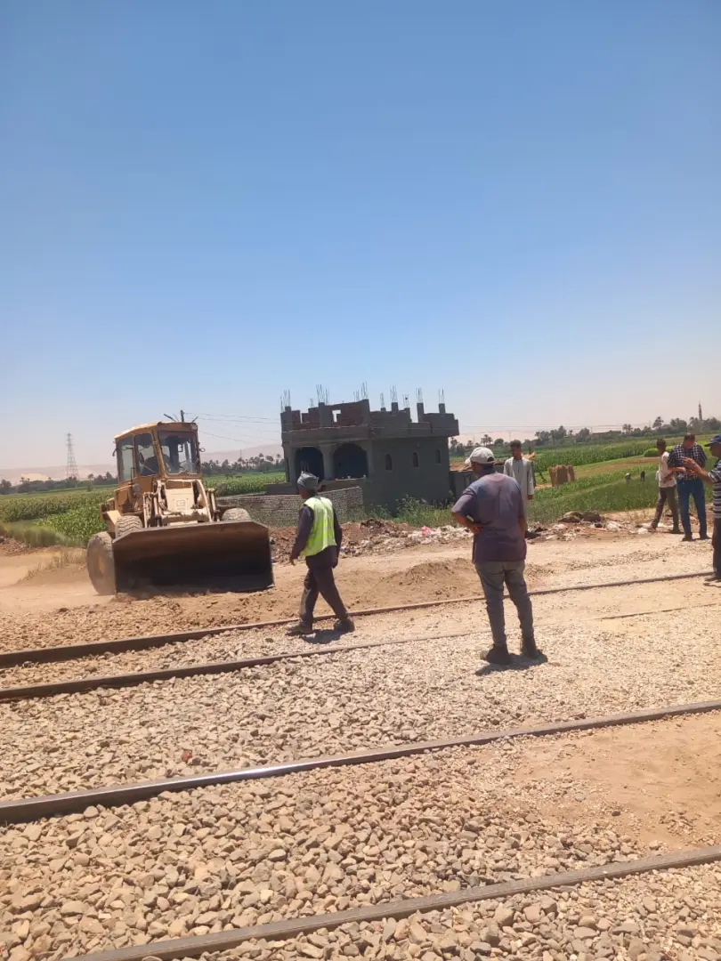 غلق 20 معبرًا غير قانوني على شريط السكك الحديدية بدشنا لحماية المواطنين