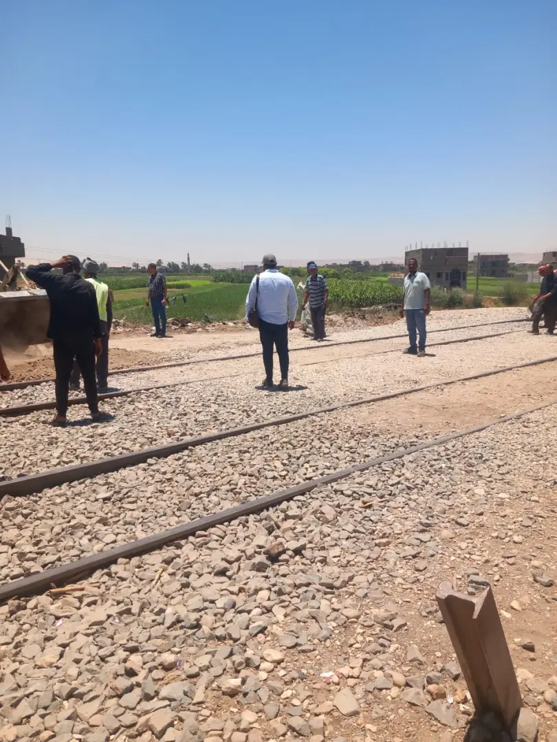 غلق 20 معبرًا غير قانوني على شريط السكك الحديدية بدشنا لحماية المواطنين