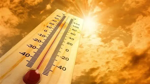 حذرت الهيئة العامة للأرصاد الجوية من موجة شديدة الحرارة تضرب البلاد اليوم الأربعاء 22 يوليو 2026، حيث تسجل درجات الحرارة ذروتها بالتزامن مع ارتفاع ملحوظ في نسب الرطوبة السطحية، مما يزيد من الشعور بحرارة الأجواء على معظم أنحاء الجمهورية.