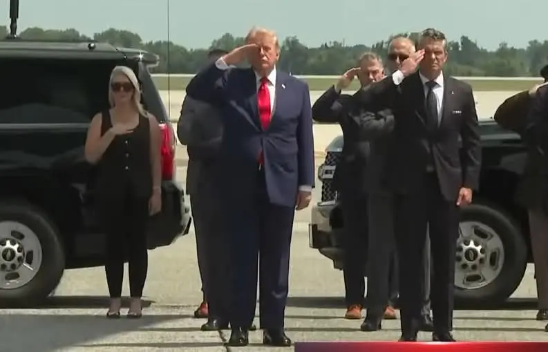 شارك الرئيس الأمريكي دونالد ترامب في مراسم الاستقبال العسكري لرفات أربعة جنود أمريكيين لقوا حتفهم جراء هجمات استهدفت قواعد ومواقع عسكرية أمريكية في منطقة الشرق الأوسط. وجرت المراسم في قاعدة "دوفر" الجوية بولاية ديلاوير وفق البروتوكول العسكري المعروف باسم "النقل الرسمي المهيب"، بحضور قيادات من الجيش الأمريكي وأسر الضحايا.