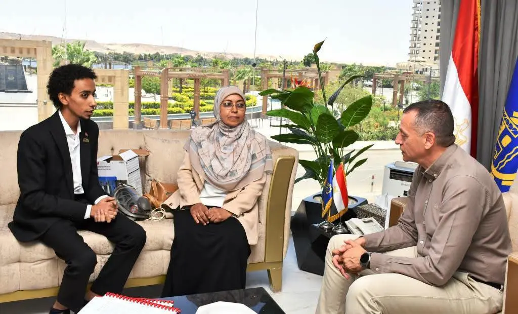 محافظ أسوان يحتفي بمروان محمود مسري بعد تتويجه بجائزة الدولة للمبدع الصغير