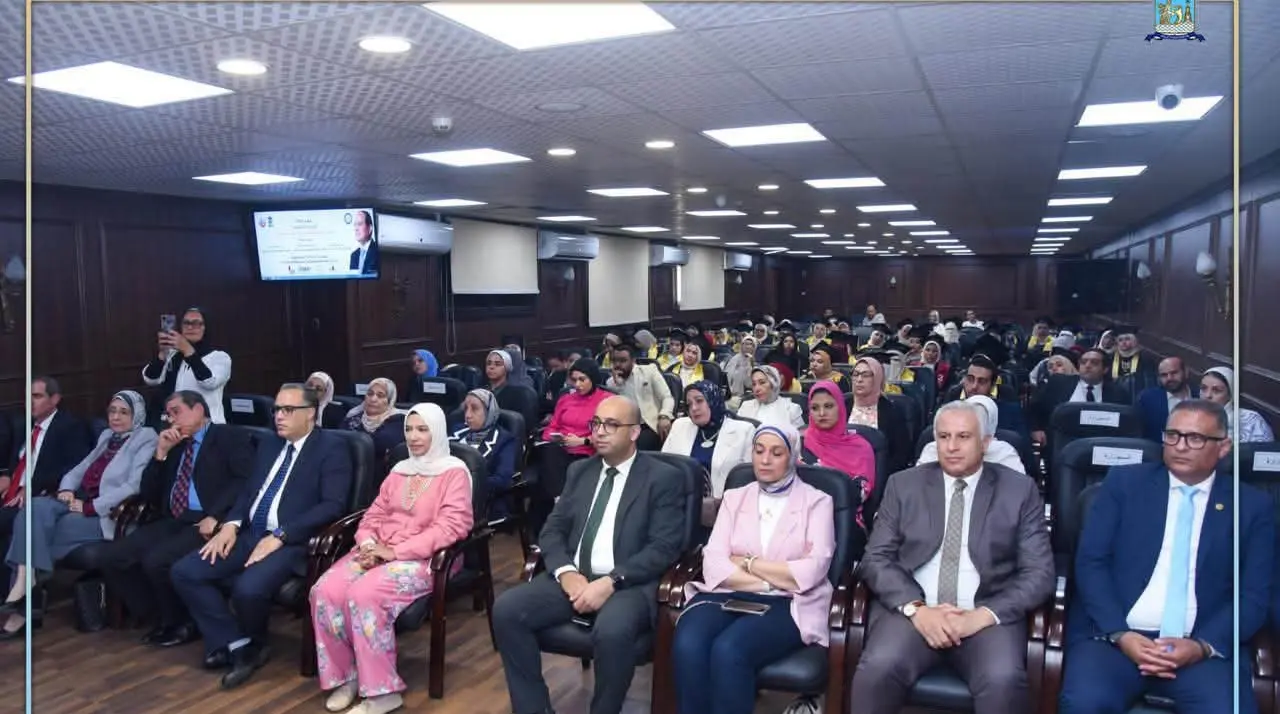 محافظ الإسكندرية ونائب وزير الصحة يكرّمان 55 قابلة لدعم صحة الأم والطفل