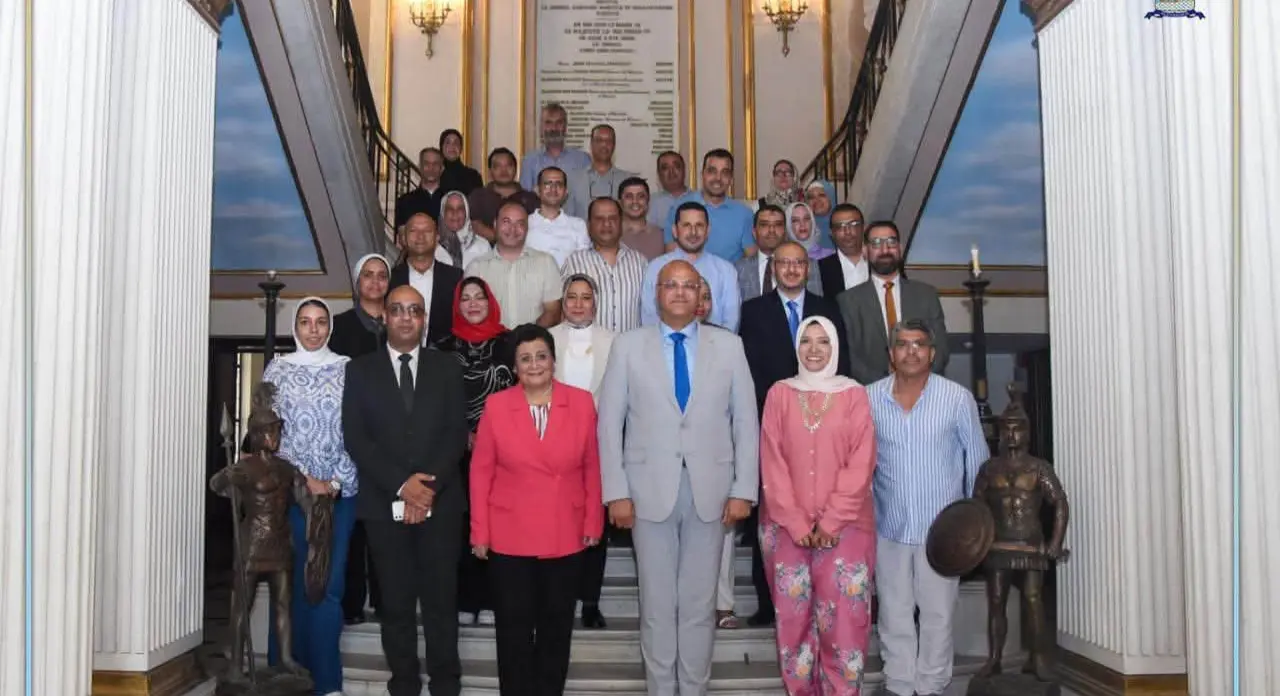 محافظ الإسكندرية ونائب وزير الصحة يكرّمان 55 قابلة لدعم صحة الأم والطفل