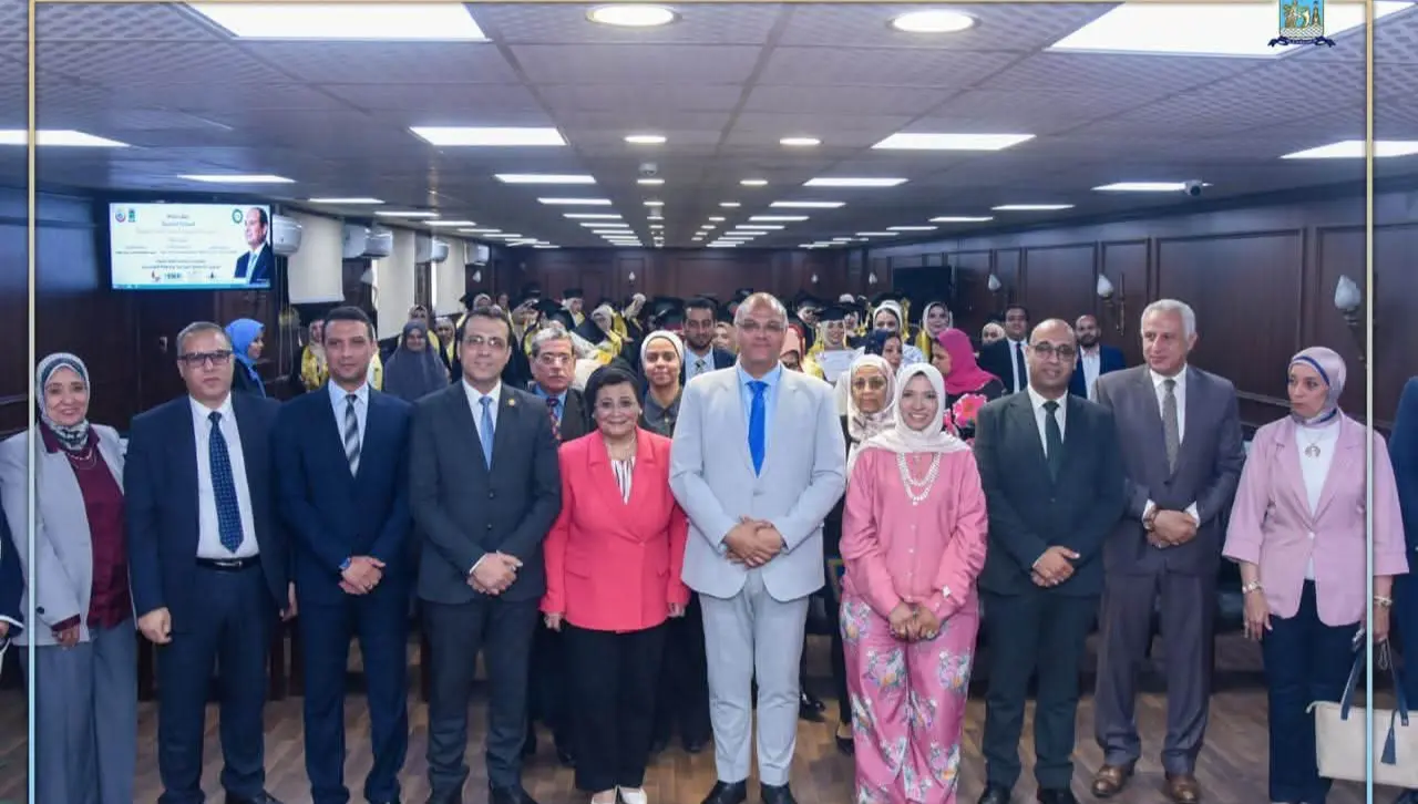 محافظ الإسكندرية ونائب وزير الصحة يكرّمان 55 قابلة لدعم صحة الأم والطفل
