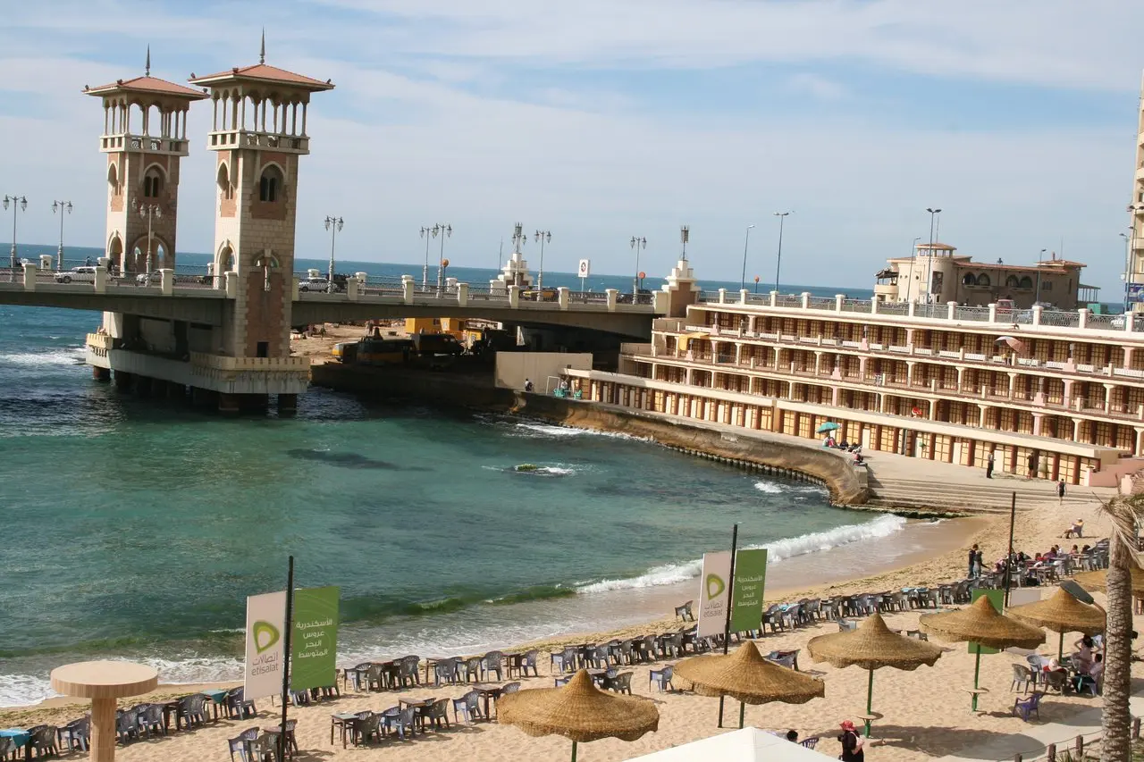 ​تحتفل عروس البحر الأبيض المتوسط محافظة  الإسكندرية  السادس والعشرين من يوليو من كل عام بعيدها القومي، وهو المناسبة التي لا تُعد مجرد عطلة رسمية أو مهرجانٍ للبهجة، بل هي محطة تاريخية فارقة سجلت نهاية عصر وبداية آخر في تاريخ مصر الحديث.