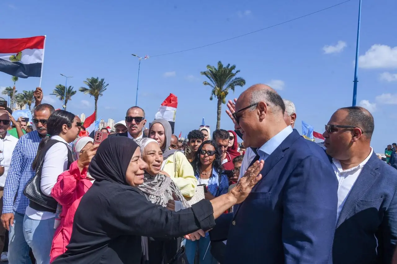 أطلق المهندس أيمن عطية محافظ الإسكندرية، صباح اليوم، فعاليات الاحتفال بالعيد القومي الرابع والسبعين للمحافظة، وسط مشاركة واسعة من المواطنين و أجواء احتفالية مبهجة تجسد المكانة التاريخية لعروس البحر المتوسط وتاريخها الوطني العريق. وكان برفقة المحافظ خلال الاحتفالات النائب/ محمد مصيلحي عضو مجلس النواب .