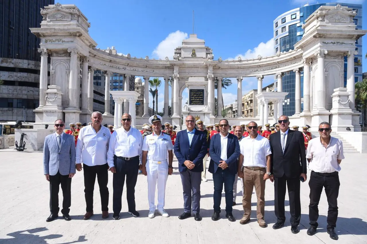 أطلق المهندس أيمن عطية محافظ الإسكندرية، صباح اليوم، فعاليات الاحتفال بالعيد القومي الرابع والسبعين للمحافظة، وسط مشاركة واسعة من المواطنين و أجواء احتفالية مبهجة تجسد المكانة التاريخية لعروس البحر المتوسط وتاريخها الوطني العريق. وكان برفقة المحافظ خلال الاحتفالات النائب/ محمد مصيلحي عضو مجلس النواب .