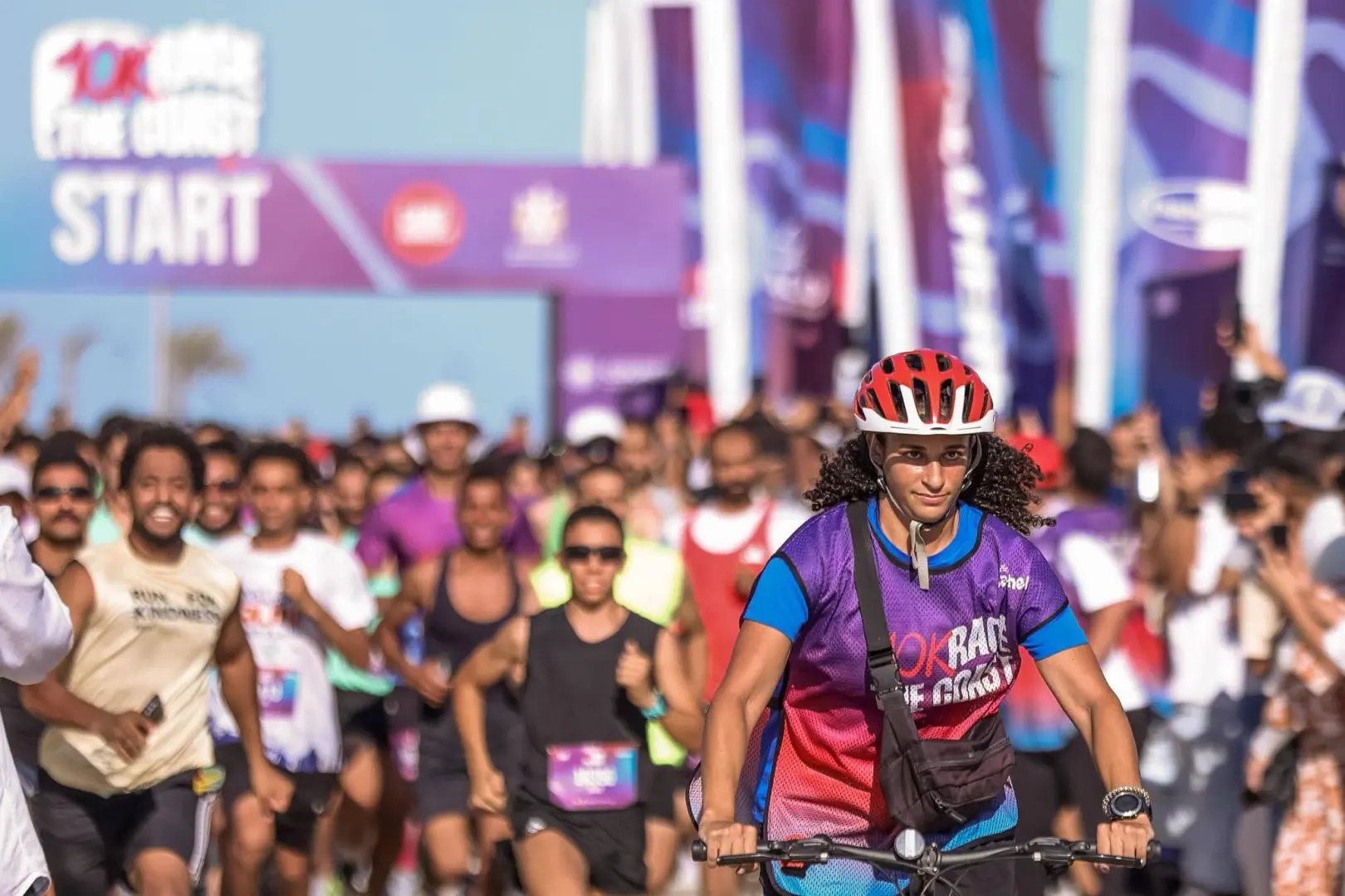 1000 متسابق من 30 جنسية يشاركون في سباق "10K Race the Coast" بالساحل الشمالي