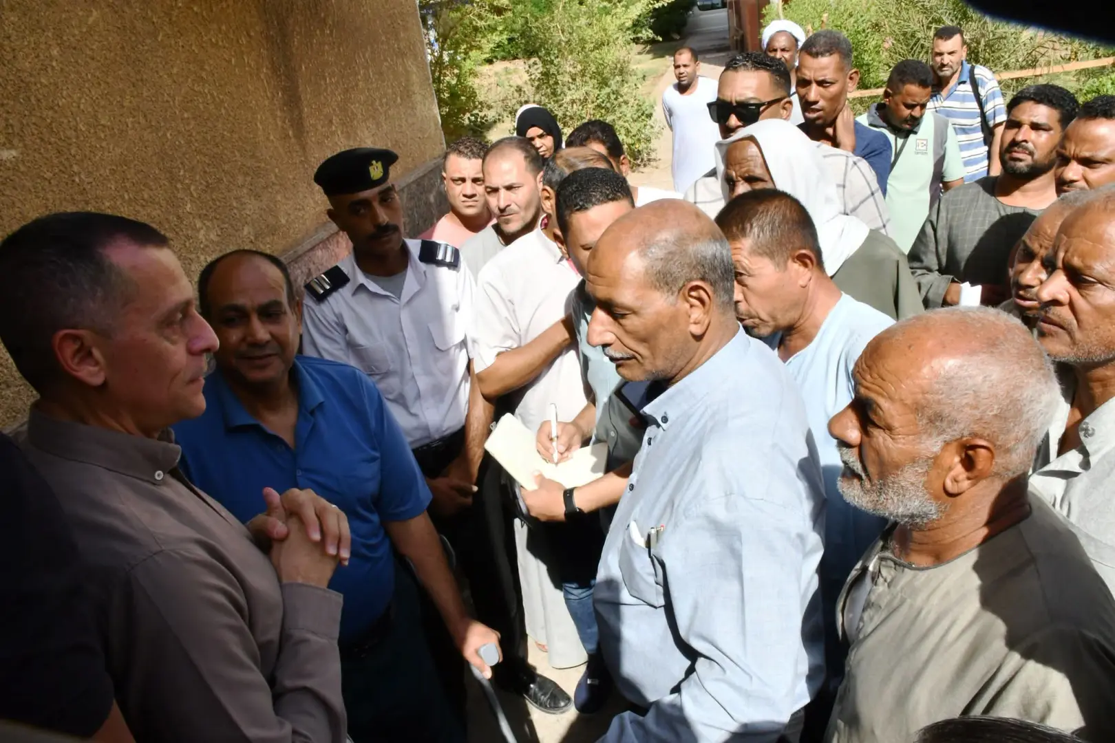 محافظ أسوان يوجه بحلول عاجلة لأزمة تجديد تراخيص المركبات
